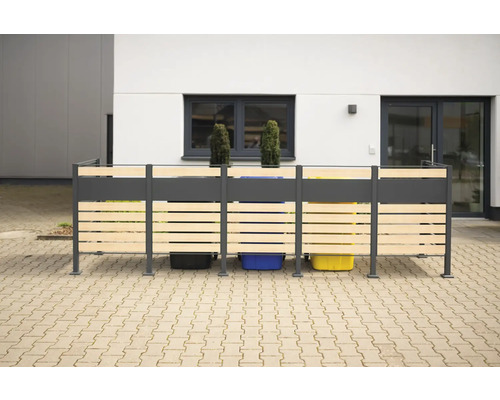 Kryt na popolnice s dreveným obložením pred budovou