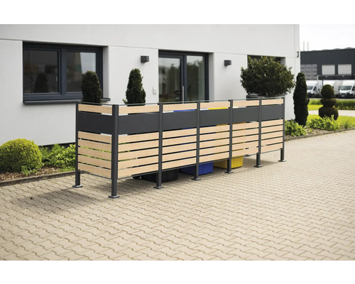 Box na smetné nádoby s dreveným obkladom pred budovou