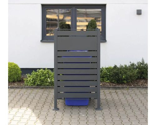 Sivý box na smetné nádoby s vodorovnými lamelami na obloženie smetných nádob vo vonkajšom prostredí.