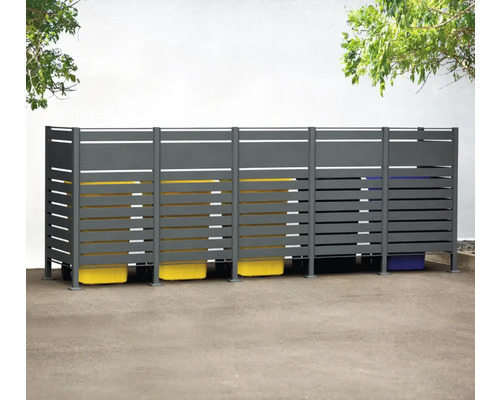 Box na odpadkové nádoby s tromi odpadkovými nádobami vonku