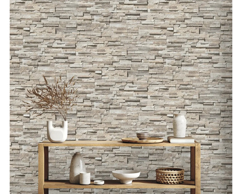 Obývacia izba so stenou s kamenným vzhľadom a dekoráciou na drevenej polici