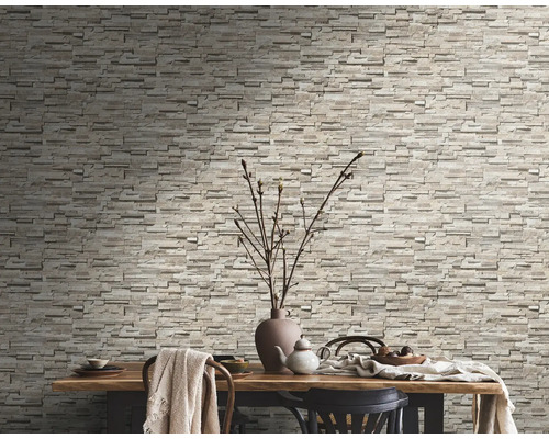 Pohľad do miestnosti s kamennou tapetou a jedálenským stolom s dekoráciou