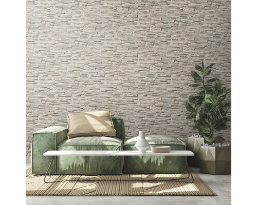 Obývacia izba s kamennou stenou, pohovkou, stolom a rastlinou v kvetináči