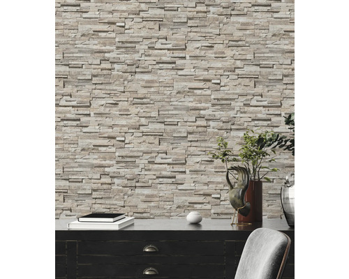 Obývacia izba s tapetou so vzhľadom kameňa a komodou