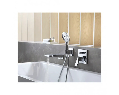 Kúpeľňová armatúra s ručnou sprchou nad vaňou