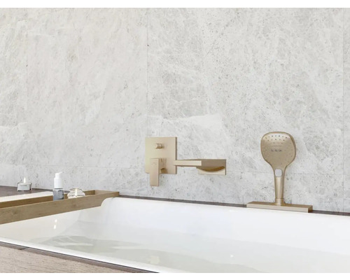 Kúpeľňa so zapustenou vaňou, armatúrami a ručnou sprchou