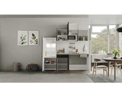 Svetlá kuchyňa s kuchynským kútom, chladničkou, závesnými skrinkami a jedálenským stolom