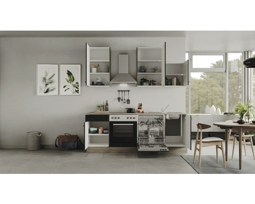 Moderná kuchyňa s kuchynskými skrinkami, umývačkou riadu, sporákom a odsávačom pár vo svetlej miestnosti.