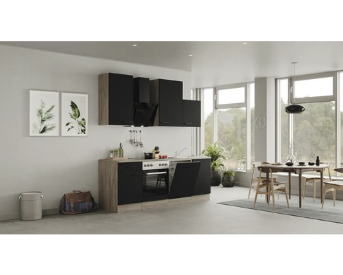 Moderná kuchyňa s čiernymi skrinkami, jedálenským stolom a stoličkami vo svetlej miestnosti.