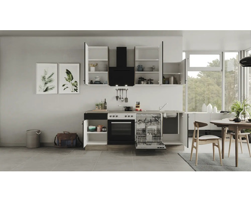 Moderná kuchyňa s bielymi skrinkami, čiernym digestorom a umývačkou riadu