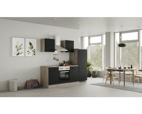 Svetlá kuchyňa s kuchynskou linkou, jedálenským stolom a dekoráciami vo svetlej miestnosti.