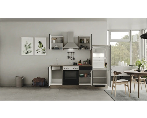 Kompletná kuchynská linka s drezom, sporákom, rúrou, digestorom, hornými skrinkami a chladničkou vo svetlej kuchyni.