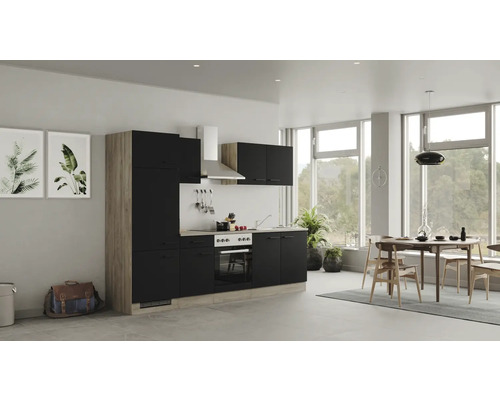 Svetlá kuchyňa s kuchynskou linkou a jedálenským stolom