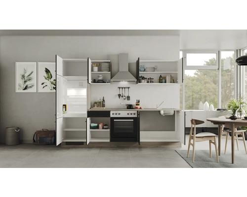 Svetlá kuchyňa so vstavanými spotrebičmi, skriňami a jedálenským stolom