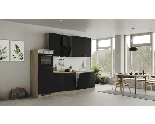 Moderná kuchyňa so skrinkami, policami a spotrebičmi vo svetlej miestnosti.