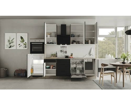 Svetlá kuchyňa so vstavanými skriňami, umývadlom, umývačkou riadu a odsávačom pár