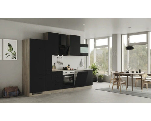 Moderná kuchyňa s kuchynskými skrinkami, drezom, sporákom a odsávačom pár vo svetlej miestnosti s jedálenským kútom.