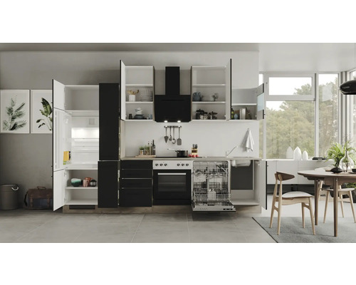 Svetlá kuchyňa s kuchynskými skrinkami, drezom, umývačkou riadu a jedálenským stolom