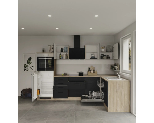 Moderná kuchyňa s čiernymi skrinkami, umývačkou riadu a otvorenou chladničkou.