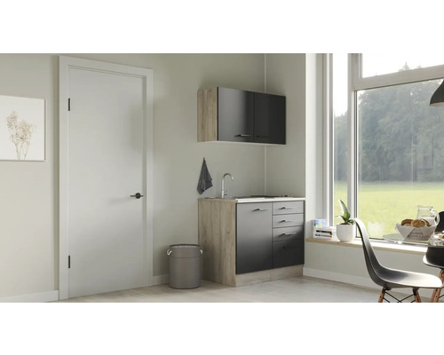 Malá kuchynka s umývadlom, spodnou skrinkou a závesnou skrinkou pred oknom