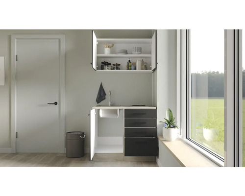 Svetlá izba s kuchynským kútom, hornou skrinkou a oknom