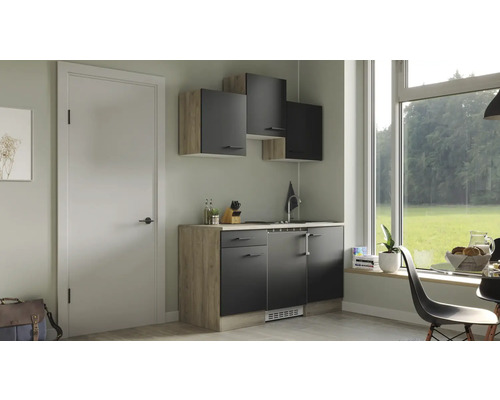 Moderná kuchynská linka so závesnými skrinkami, drezom a elektrickými spotrebičmi v svetlej miestnosti.