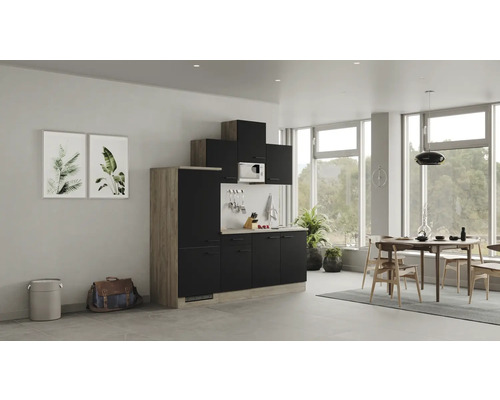 Kuchyňa s kuchynskými skrinkami, mikrovlnnou rúrou a jedálenským stolom v modernom štýle v svetlej miestnosti.