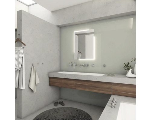 Moderná kúpeľňa s umývadlom, zrkadlom s osvetlením a dekoratívnymi prvkami