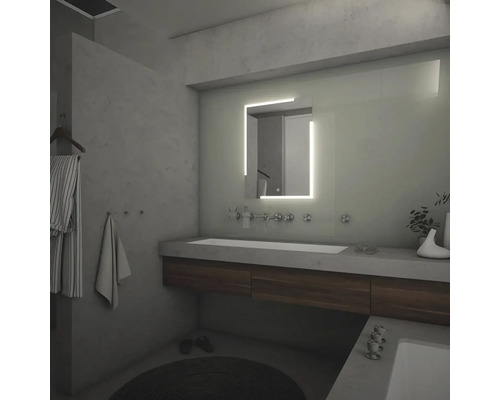 Kúpeľňa s osvetleným zrkadlom, umývadlovou skrinkou a doplnkami