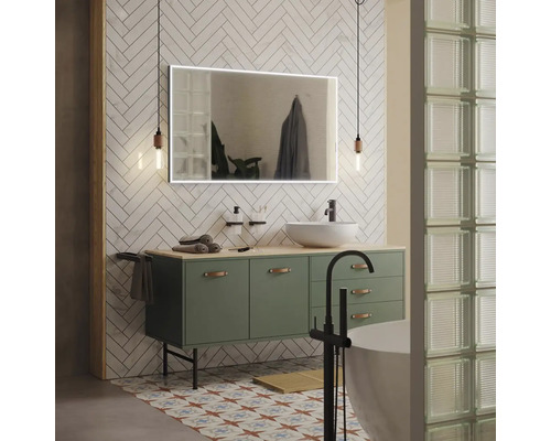 Kúpeľňa s umývadlom, zrkadlom, skrinkou pod umývadlo, vaňou a dlaždicami