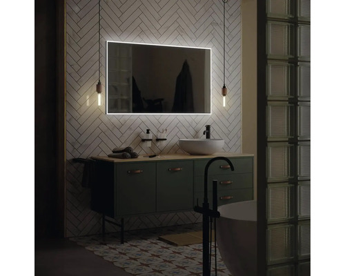 Moderná kúpeľňa s osvetleným zrkadlom, skrinkou pod umývadlo, umývadlom na dosku a voľne stojacou vaňou