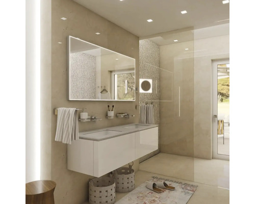 Svetlá kúpeľňa s dvojitým umývadlom, zrkadlom s osvetlením a sprchovacím kútom v úrovni podlahy.