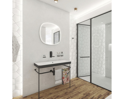 Kúpeľňa s umývadlom, osvetleným zrkadlom a sprchovacím kútom