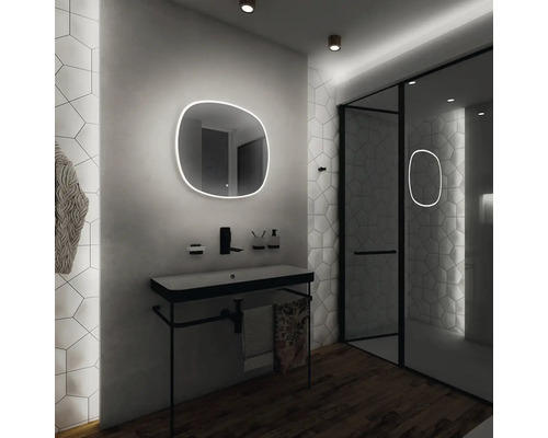 Kúpeľňa s umývadlom, osvetleným zrkadlom a sprchou