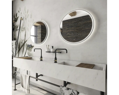 Moderná kúpeľňa s dvojitým umývadlom z mramoru a okrúhlymi zrkadlami s osvetlením