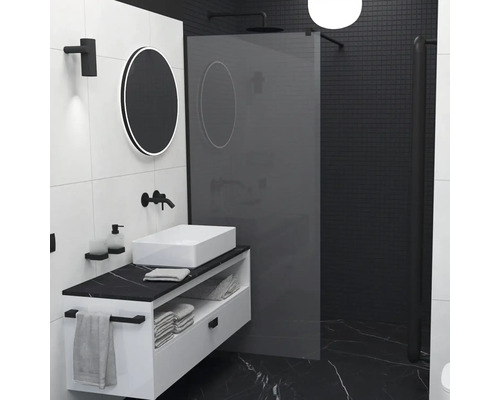 Moderná kúpeľňa s umývadlom, zrkadlom a sprchovacím kútom