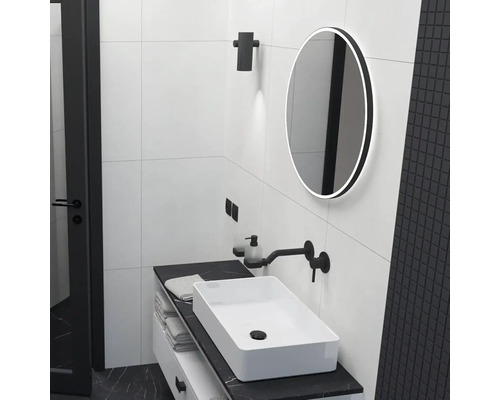 Moderná kúpeľňa s umývadlom, zrkadlom a batériami