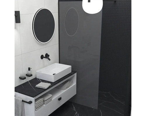 Moderná kúpeľňa s umývadlom, zrkadlom a sprchovacím kútom