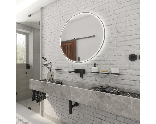 Moderná kúpeľňa s kamenným umývadlom, osvetleným zrkadlom a bielym tehlovým múrom