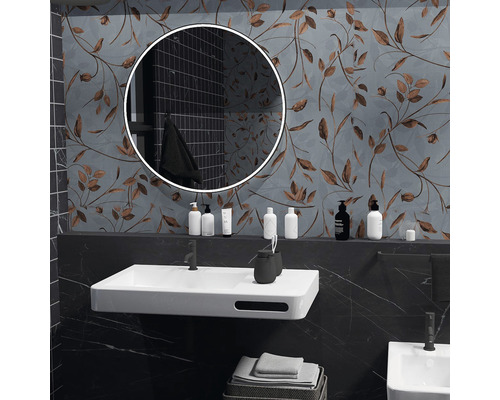 Kúpeľňa s umývadlom, zrkadlom a stenou s kvetinovým vzorom