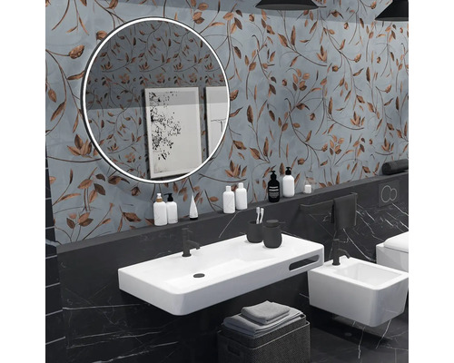 Moderná kúpeľňa s umývadlom, bidetom, zrkadlom a kvetinovým dizajnom stien pre svetlé prostredie.