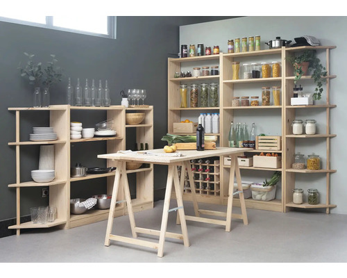 Svetlá kuchyňa s drevenými policami a stolom