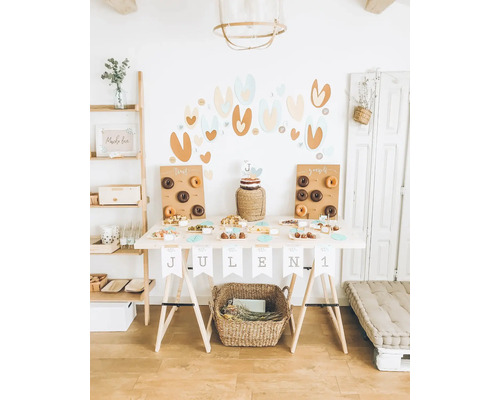 Ozdobený narodeninový stôl s šiškami, tortou a občerstvením na oslavu