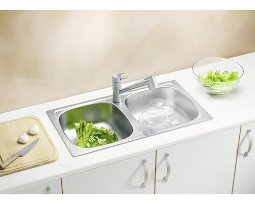 Nerezový drez s dvomi vaničkami a batériou na kuchynskej linke