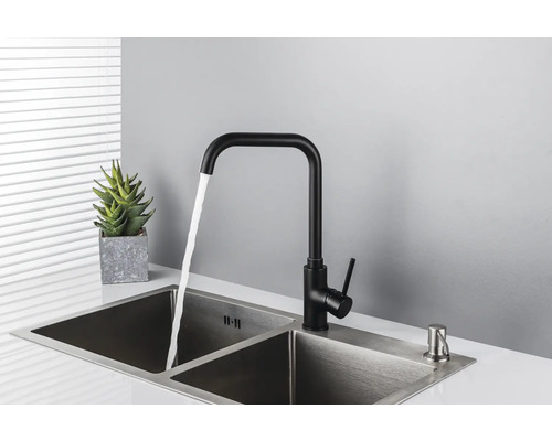 Kuchynský drez s čiernou batériou a dávkovačom mydla