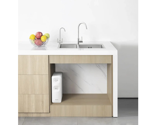 Kuchynský drez s vodovodnou batériou a systémom vodného filtra