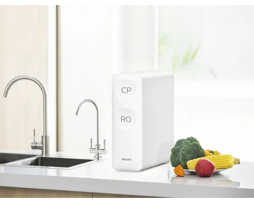 Vodný filter Philips vedľa drezu a zeleniny