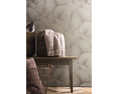 Dekoratívna izba so vzorovanou tapetou, lavicou a košíkmi