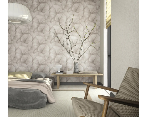 Svetlá spálňa s tapetami so vzorom, posteľou, drevenou lavicou a kreslom