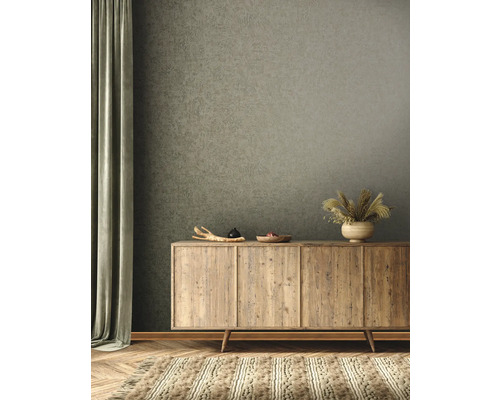 Obývacia izba s drevenou komodou, dekoráciou a kobercom